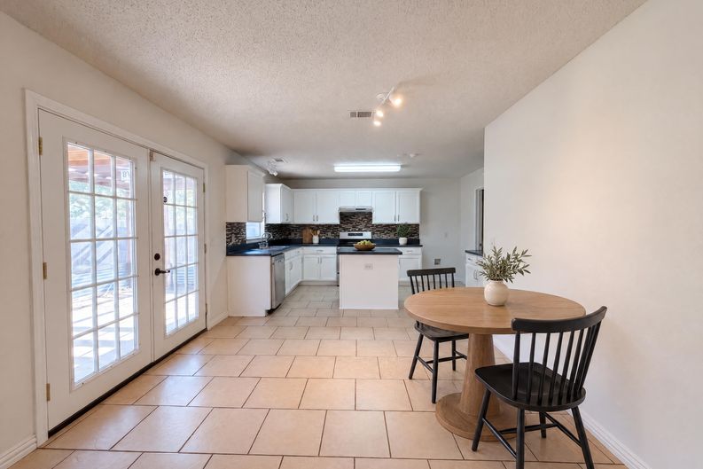Photo 6 of 15 of 4325 Falcon Dr, Sherman, TX
