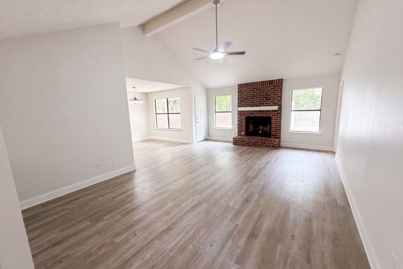Photo 3 of 14 of 16207 Parkway Dr, Pflugerville, TX