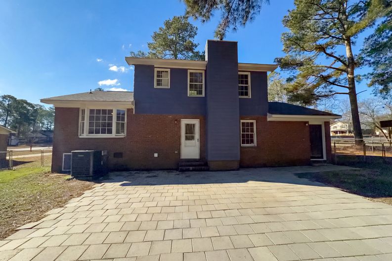 Photo 5 of 18 of 7594 Beverly Dr, Fayetteville, NC