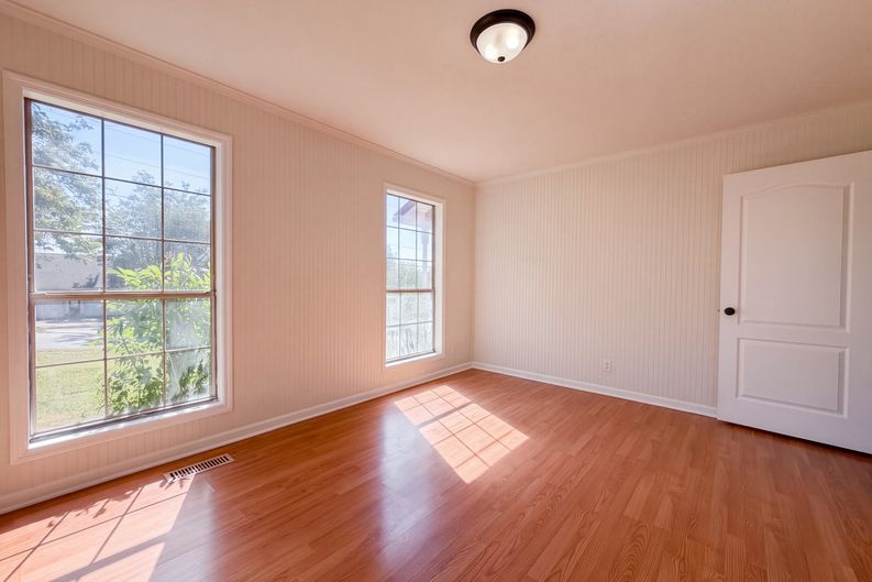 Photo 12 of 26 of 1037 Shadowbrook Dr, Greenbrier, TN
