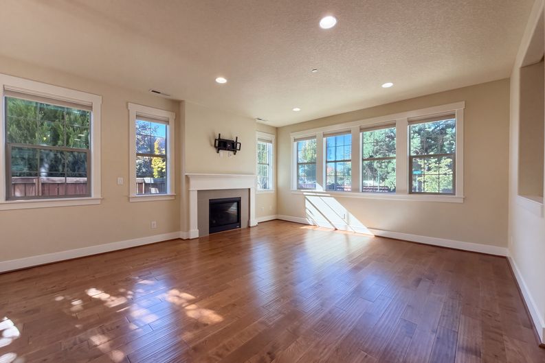 Photo 3 of 25 of 410 NE 76th Ave, Hillsboro, OR