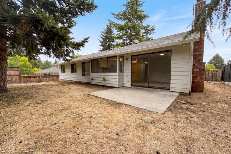 Photo 8 of 17 of 3755 SW 4th St, Gresham, OR