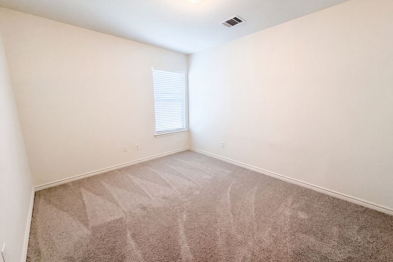 Photo 14 of 21 of 109 Eagle Dr, Luling, TX