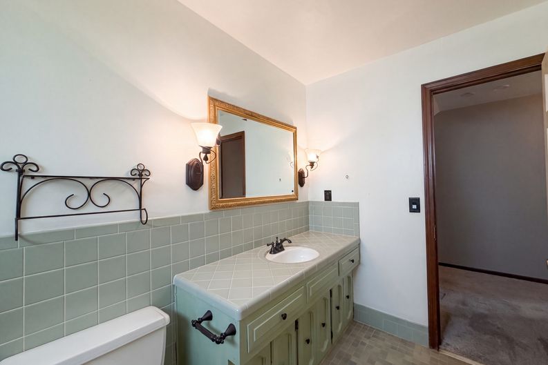 Photo 15 of 27 of 6916 N Overland Dr, Kansas City, MO