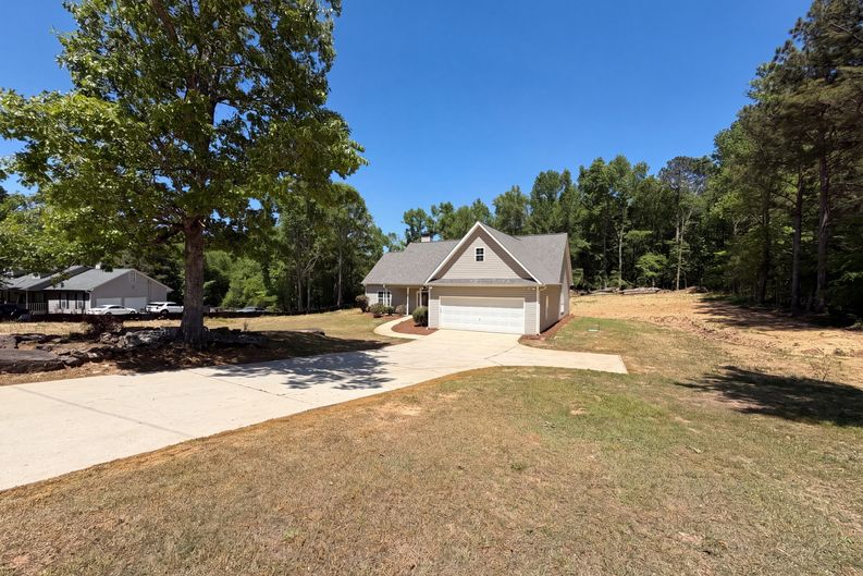 Photo 22 of 26 of 130 White Acres Dr, Stockbridge, GA