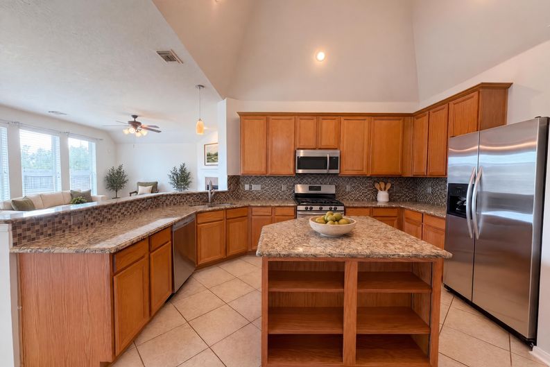 Photo 8 of 41 of 11810 White Water Bay Dr, Pearland, TX