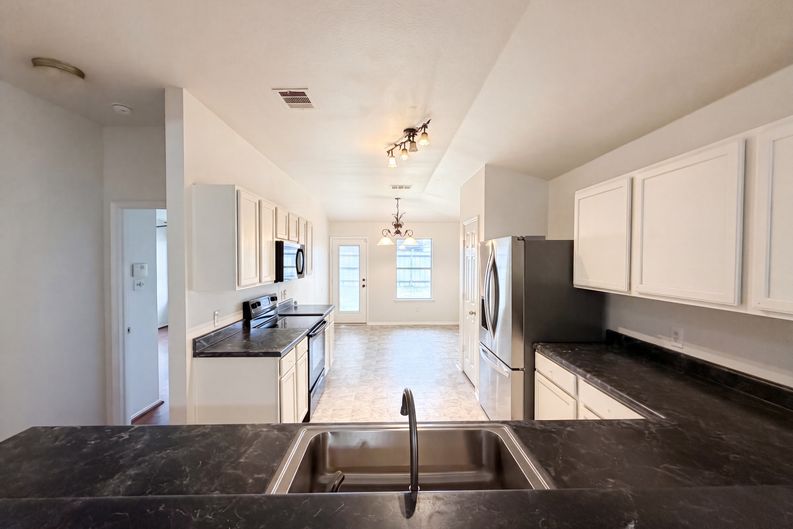 Photo 7 of 16 of 413 E Vega Ln, Killeen, TX