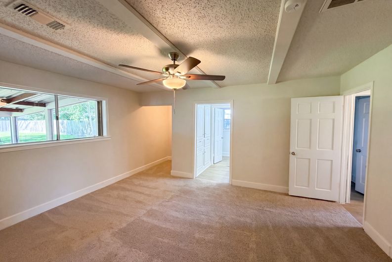 Photo 12 of 18 of 5917 Raza Rd, Pearland, TX