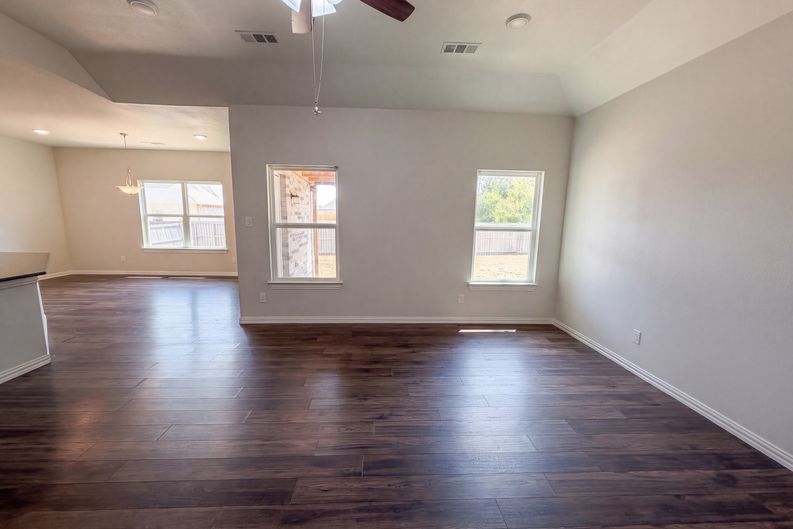 Photo 3 of 17 of 301 E Jefferson St, Palmer, TX