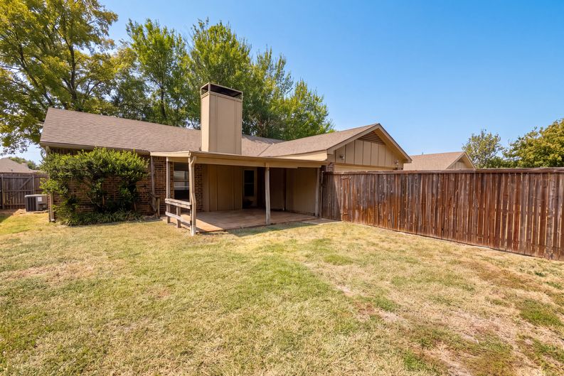 Photo 5 of 15 of 2739 April Hill Ln, Dallas, TX