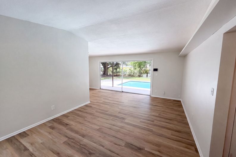 Photo 3 of 24 of 4511 Montclair Rd, Orlando, FL
