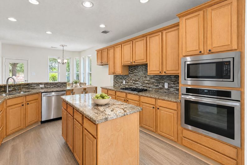 Photo 7 of 32 of 7927 High Knoll Ln, Houston, TX