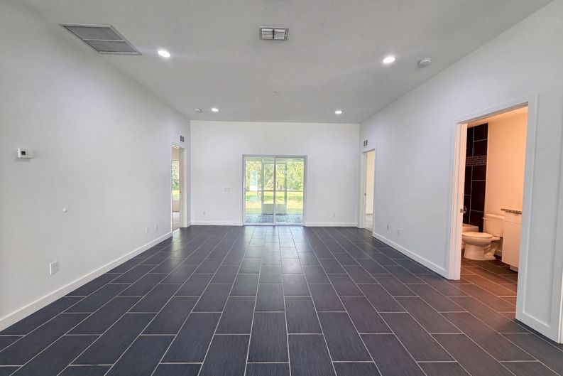 Photo 3 of 22 of 2840 S Shade Ave, Sarasota, FL