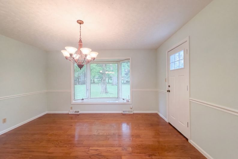 Photo 8 of 26 of 6652 Oakwood Dr, Independence, OH
