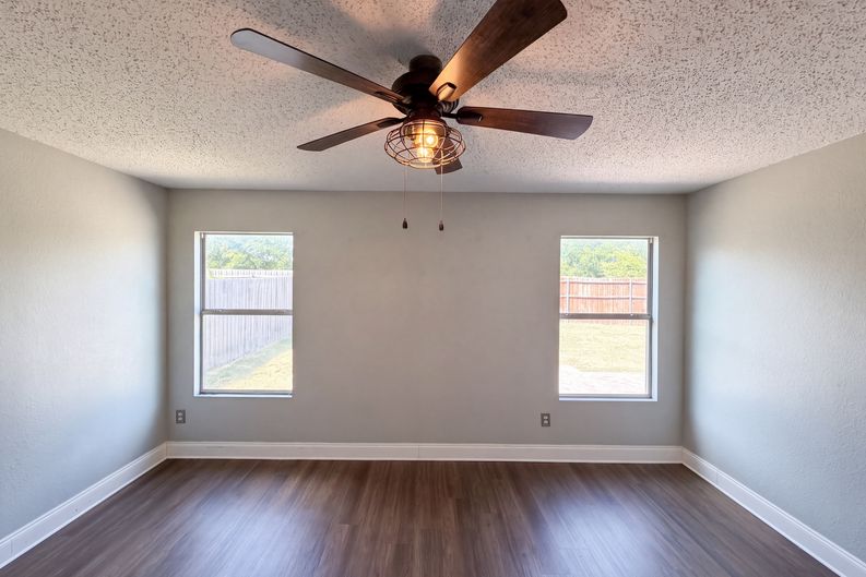 Photo 12 of 17 of 5244 New Castleton Ln, Fort Worth, TX