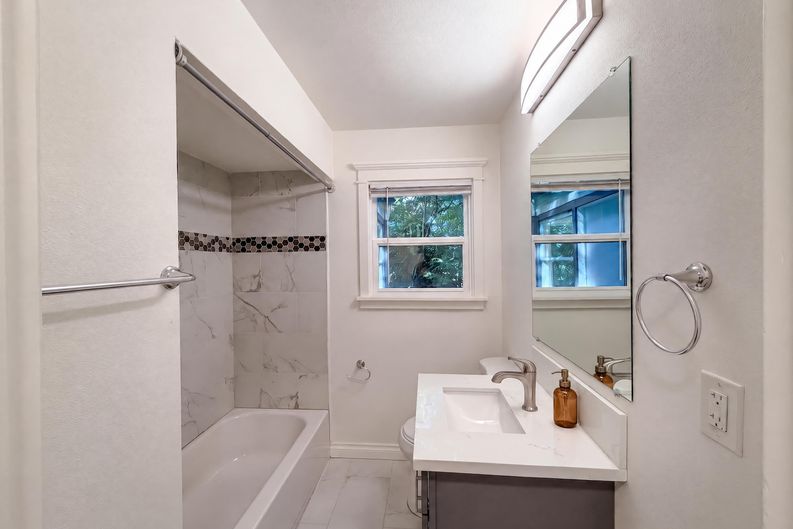 Photo 16 of 26 of 605 Ash St, Lake Oswego, OR