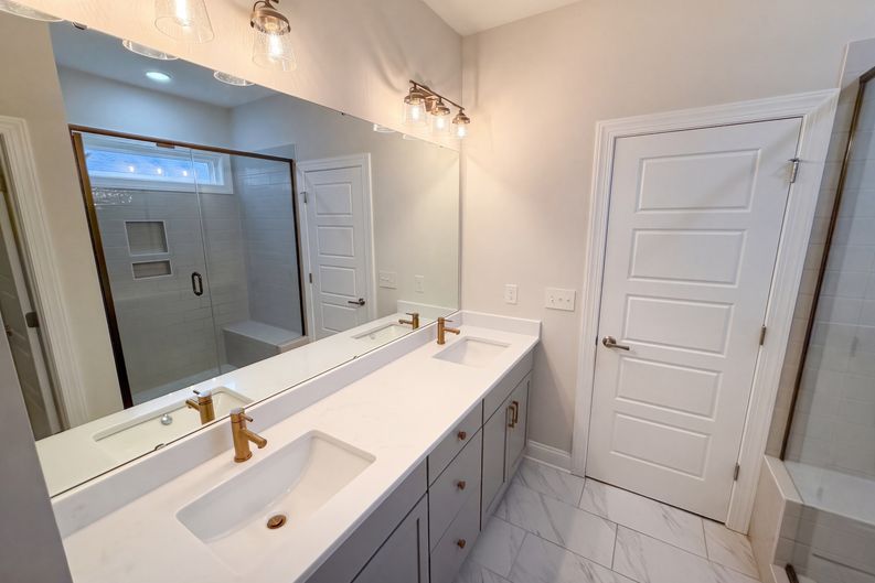 Photo 18 of 36 of 6109 Balham Ct, Charlotte, NC