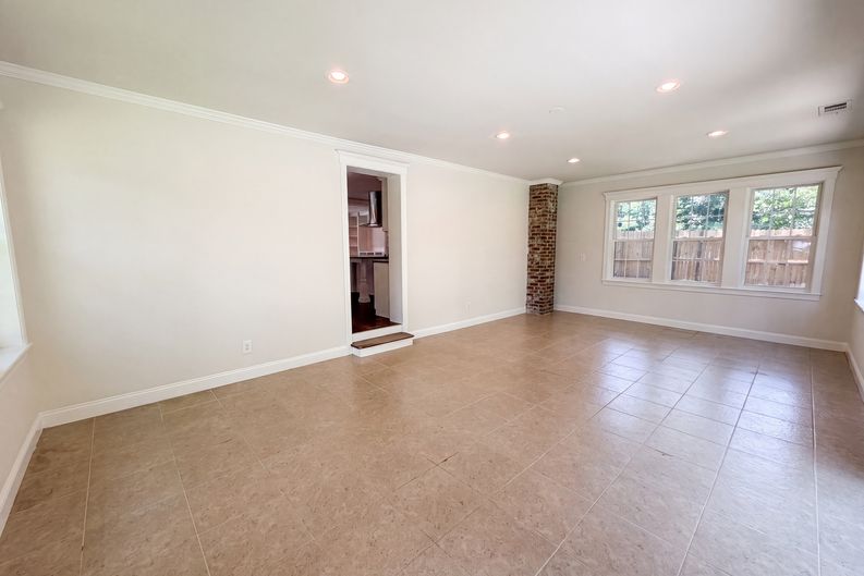 Photo 9 of 20 of 829 W 2nd North St, Summerville, SC