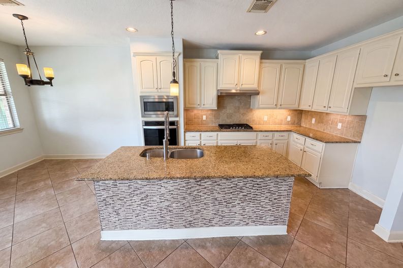 Photo 5 of 36 of 15822 Maple Shores Dr, Houston, TX