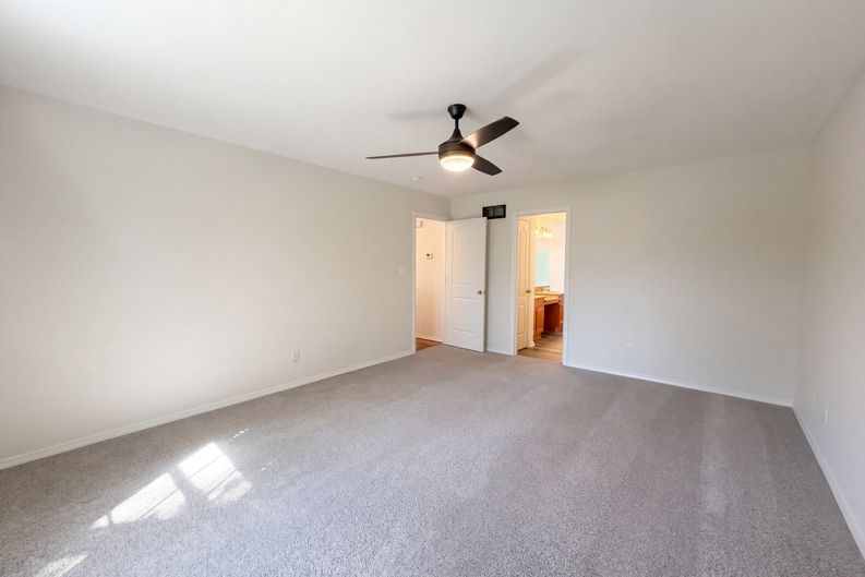 Photo 4 of 23 of 897 Stone Gate Dr, De Soto, MO