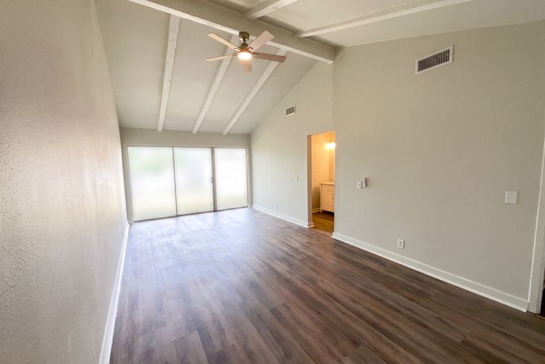 Photo 8 of 19 of 1154 S Ellison Dr, San Antonio, TX