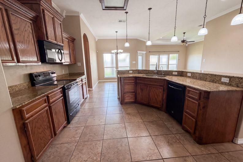 Photo 10 of 18 of 6906 King George Pl, Corpus Christi, TX