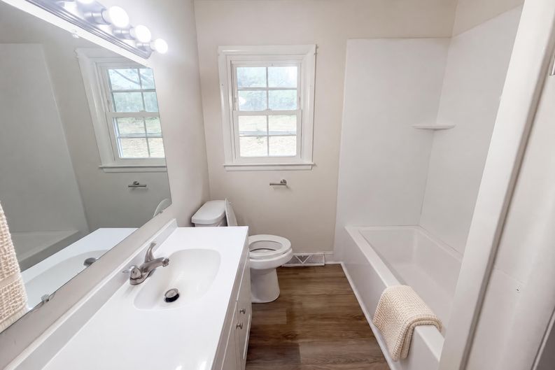 Photo 10 of 26 of 1502 W Meadowview Rd, Greensboro, NC