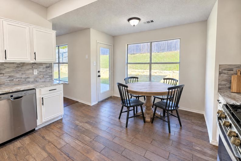 Photo 9 of 25 of 4541 Crystal Ln, Garland, TX