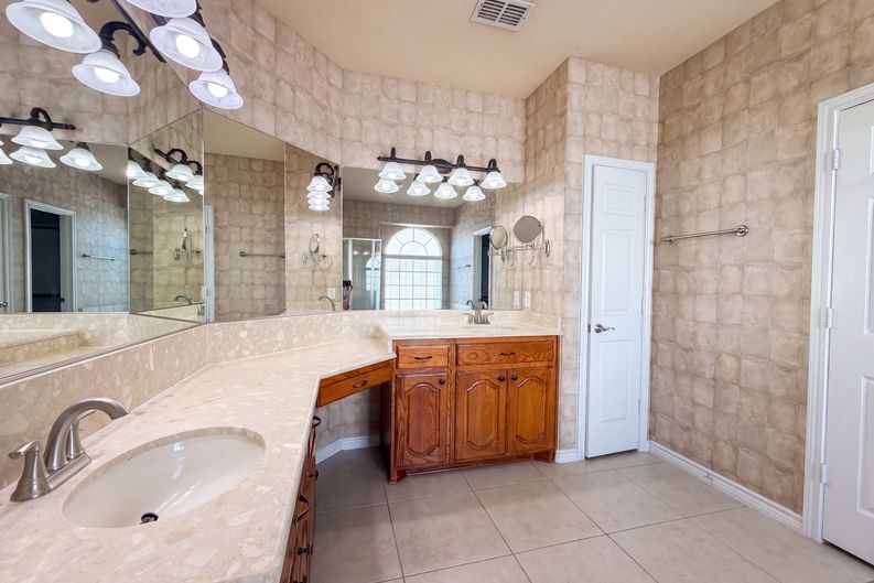 Photo 14 of 29 of 409 Lone Oak Ct, Kennedale, TX