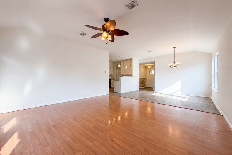 Photo 7 of 16 of 1620 Sunview Cir, New Braunfels, TX