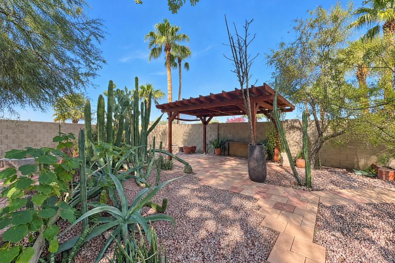 Photo 5 of 25 of 7746 W Wahalla Ln, Glendale, AZ