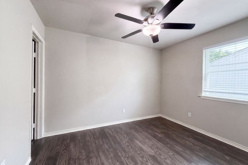 Photo 15 of 20 of 330 E Coral Way, Grand Prairie, TX