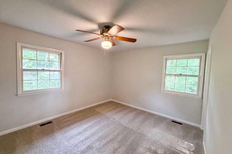Photo 8 of 19 of 917 Hillview Dr, Cary, NC