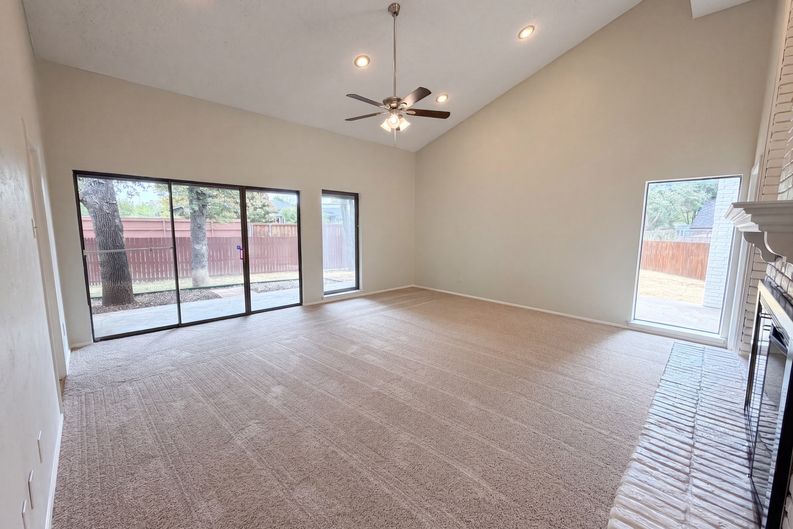 Photo 3 of 32 of 742 Hummingbird Cir, Lewisville, TX