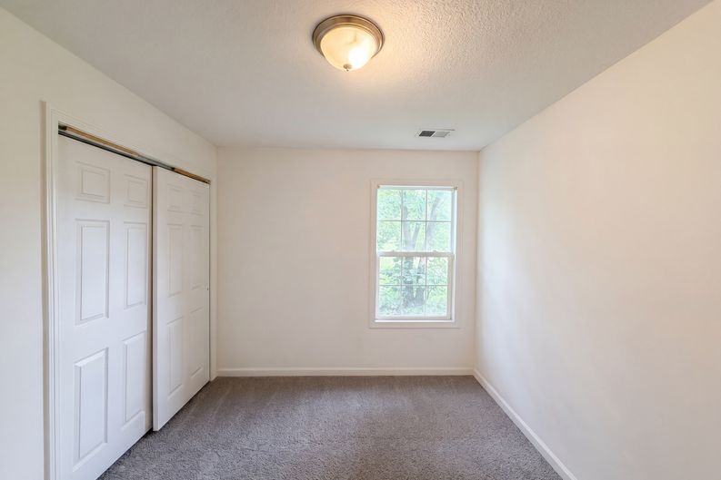 Photo 8 of 17 of 905 S Butler Ter, Harrisonville, MO