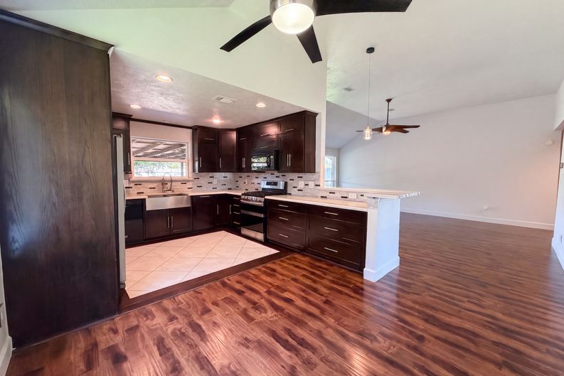 Photo 10 of 18 of 4750 Backenberry Dr, Friendswood, TX