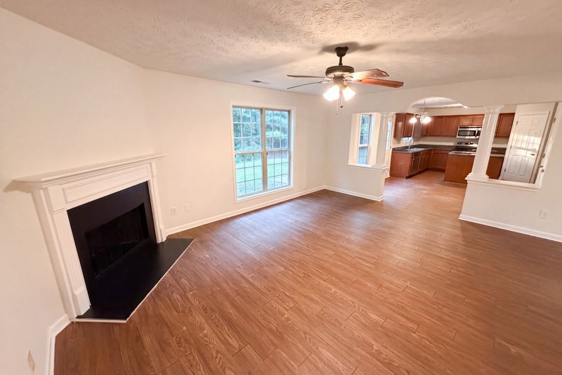 Photo 3 of 28 of 5747 Union Pointe Dr, Union City, GA