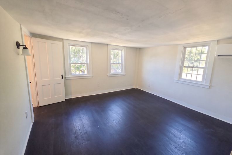Photo 5 of 19 of 1026 Forbes St, East Hartford, CT