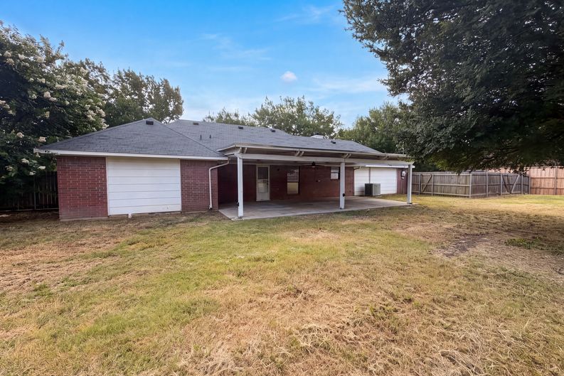Photo 5 of 18 of 127 Jason Dr, Red Oak, TX