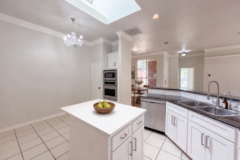 Photo 8 of 26 of 8703 Stonecrest Dr, Irving, TX