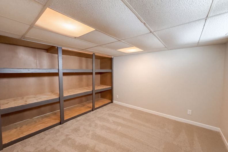 Photo 19 of 28 of 11301 Riveredge Dr, Parma, OH