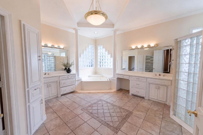 Photo 17 of 29 of 619 Edgewood Ln, Red Oak, TX
