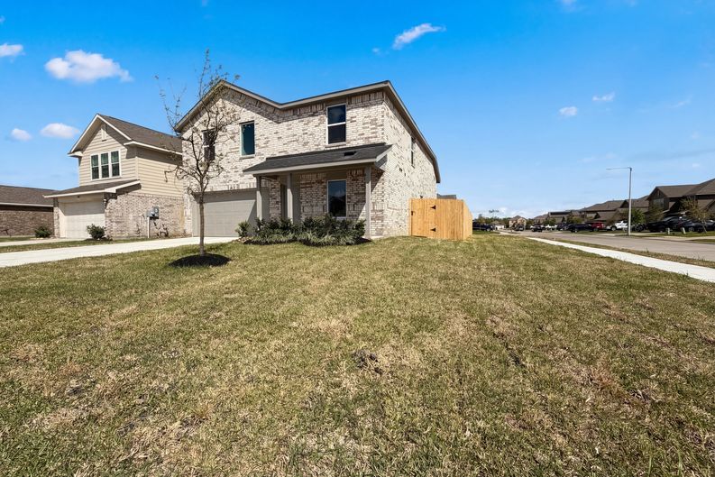 Photo 10 of 19 of 200 Bennett St, Angleton, TX