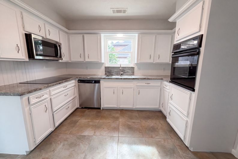 Photo 8 of 25 of 16121 Lakeview Dr, Jersey Village, TX