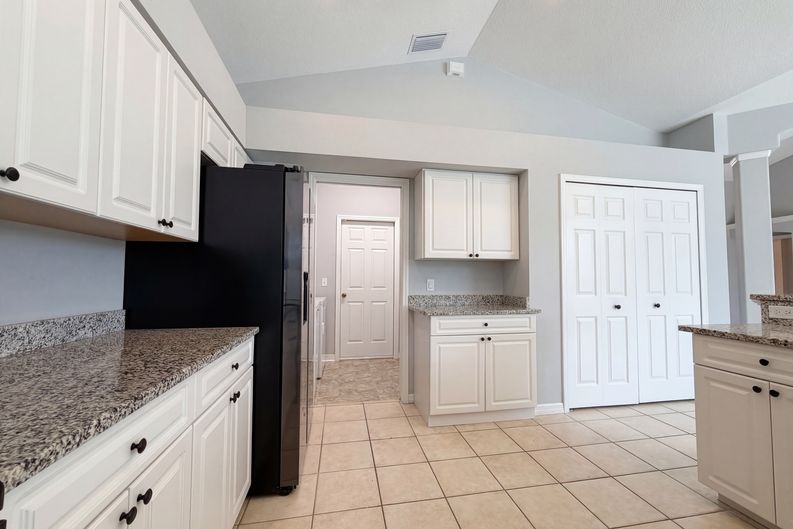 Photo 15 of 32 of 12567 SW Pembroke Cir N, Lake Suzy, FL