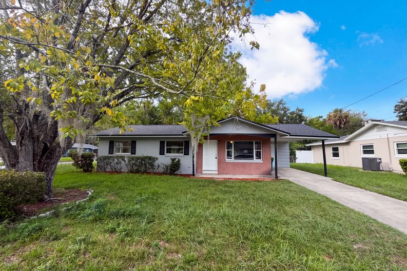 Photo 15 of 23 of 1735 Jefferson Dr, Mount Dora, FL