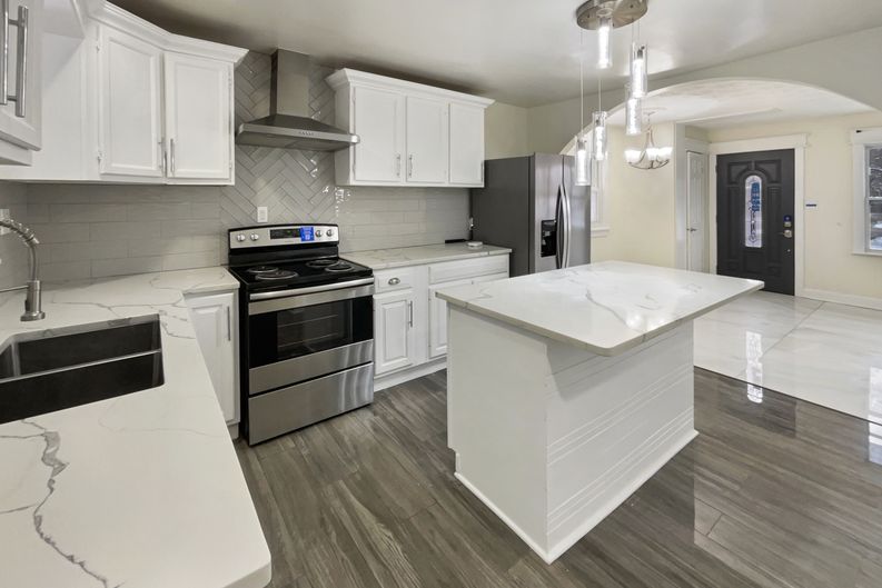 Photo 8 of 17 of 4055 N Grand Ave, Indianapolis, IN