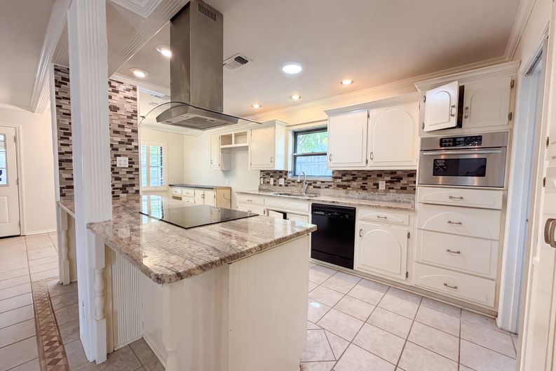 Photo 7 of 21 of 326 De Soto Dr, Universal City, TX