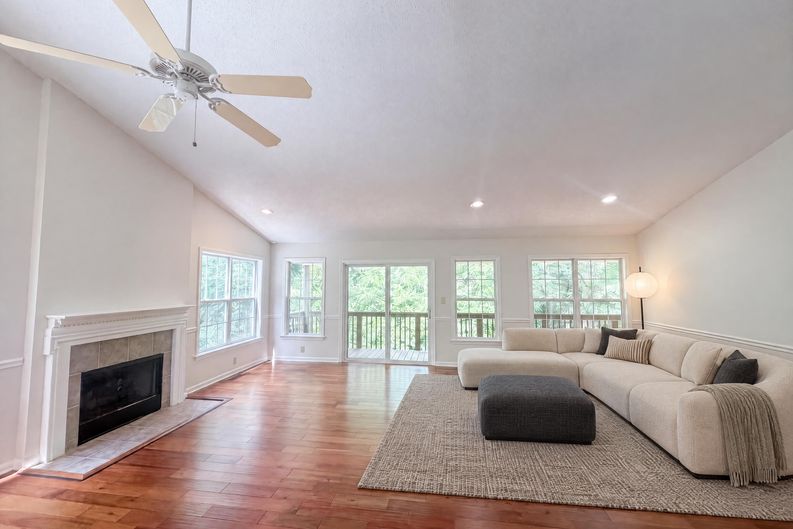 Photo 7 of 17 of 221 Grandview Dr, Statesville, NC