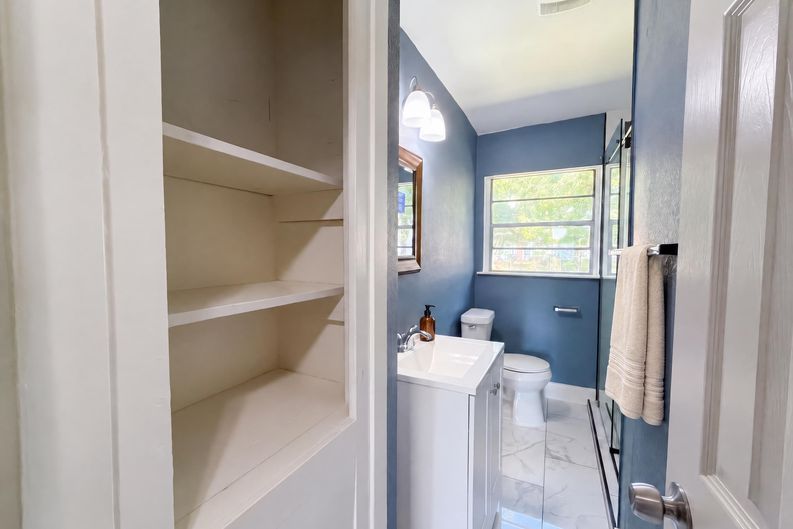 Photo 16 of 27 of 7405 Sterlingshire St, Houston, TX